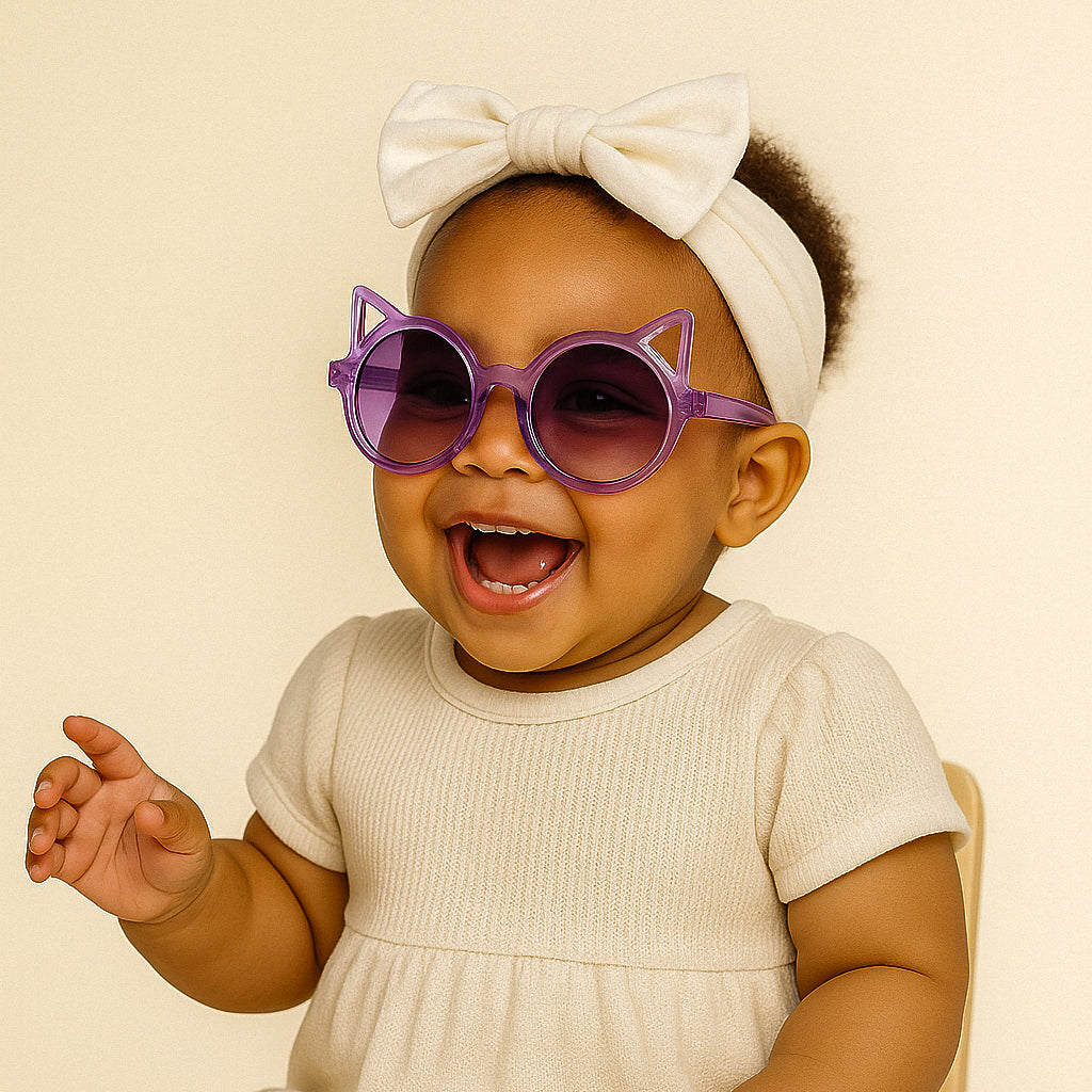 Petite fille avec lunettes oreille de chat violet/violettes