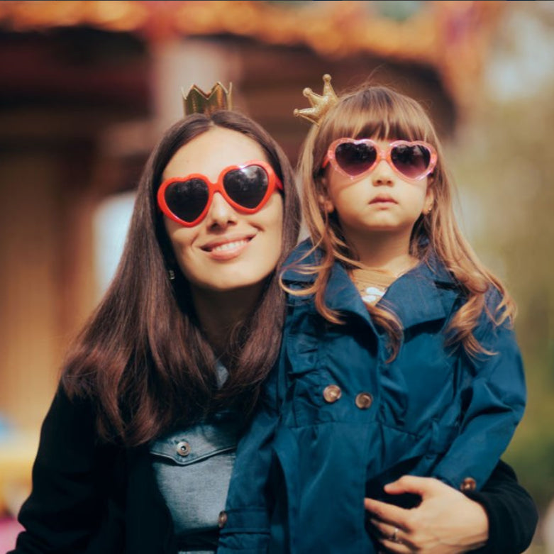 Une mère et sa fille avec des lunettes forme de coeur