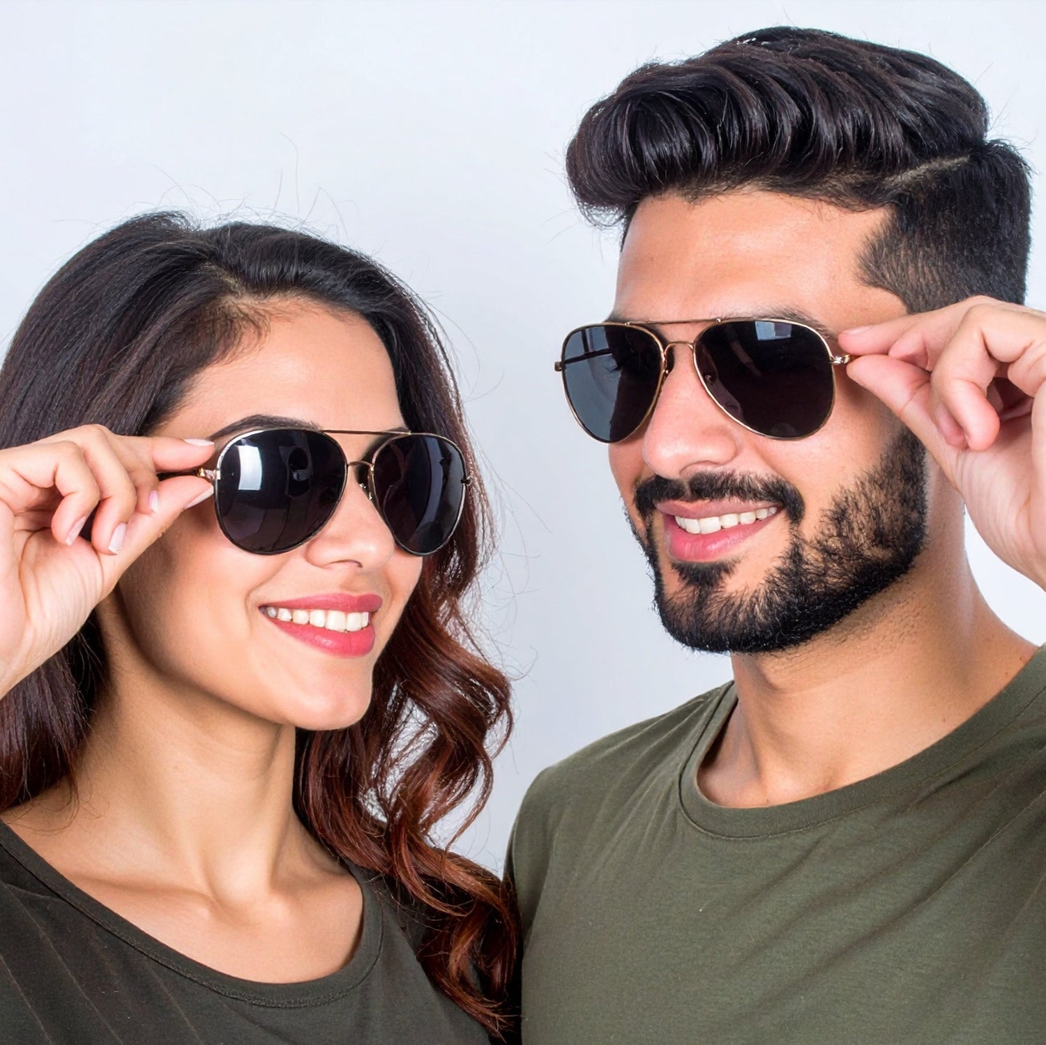 couple lunettes de soleil heureux